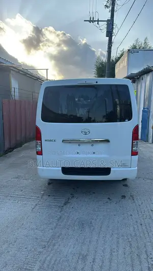 Toyota Hiace GL White Dual AC 2021