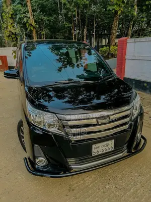 Toyota Noah ` 2014