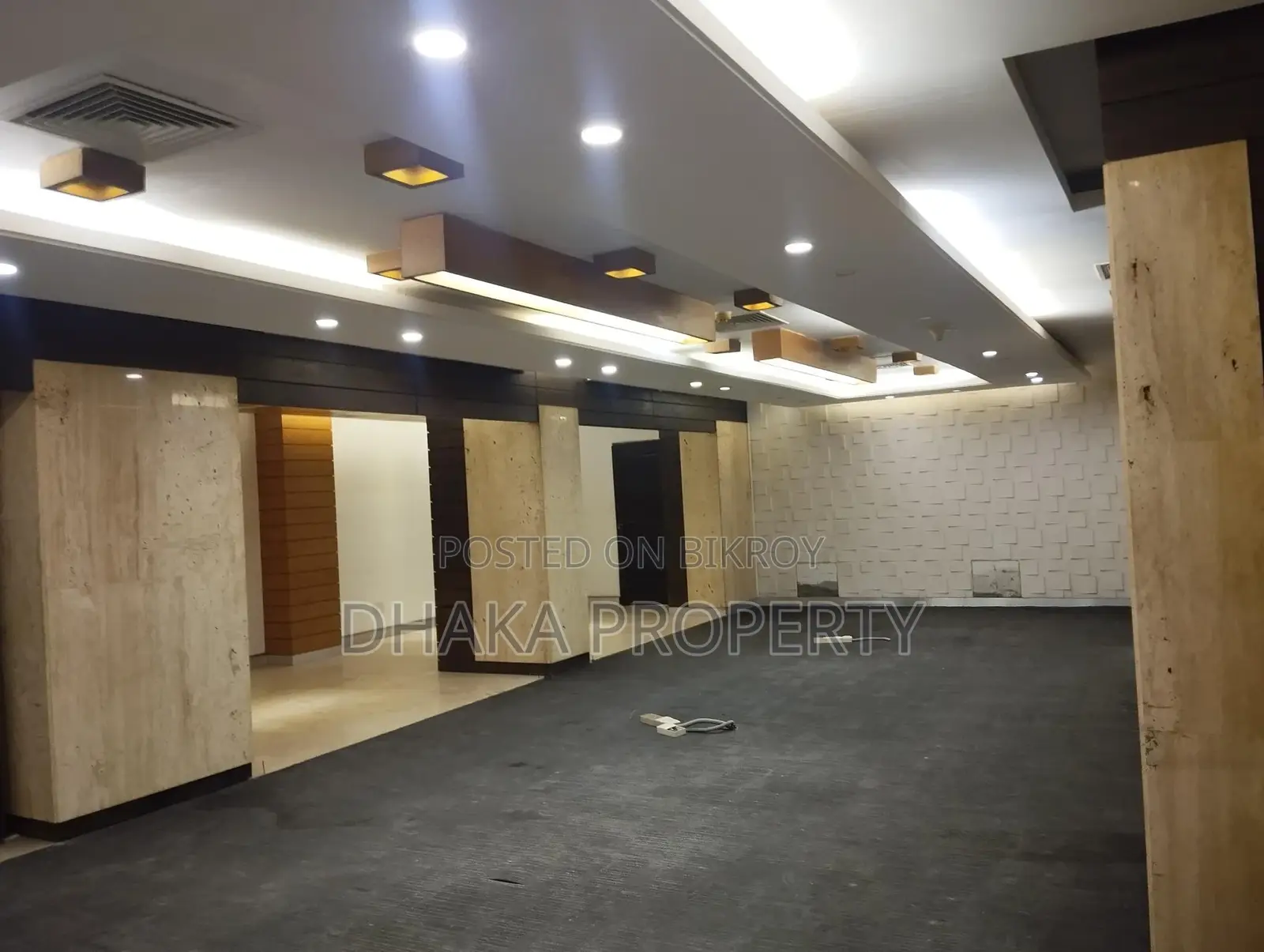 গুলশান এভিনিউতে ভাড়ার জন্য সেমি-ফার্নিশড কমার্শিয়াল অফিস স্পেস