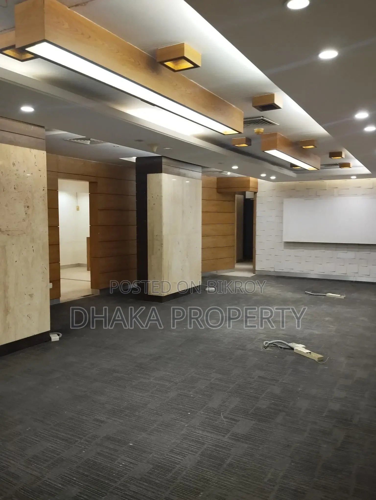গুলশান এভিনিউতে ভাড়ার জন্য সেমি-ফার্নিশড কমার্শিয়াল অফিস স্পেস