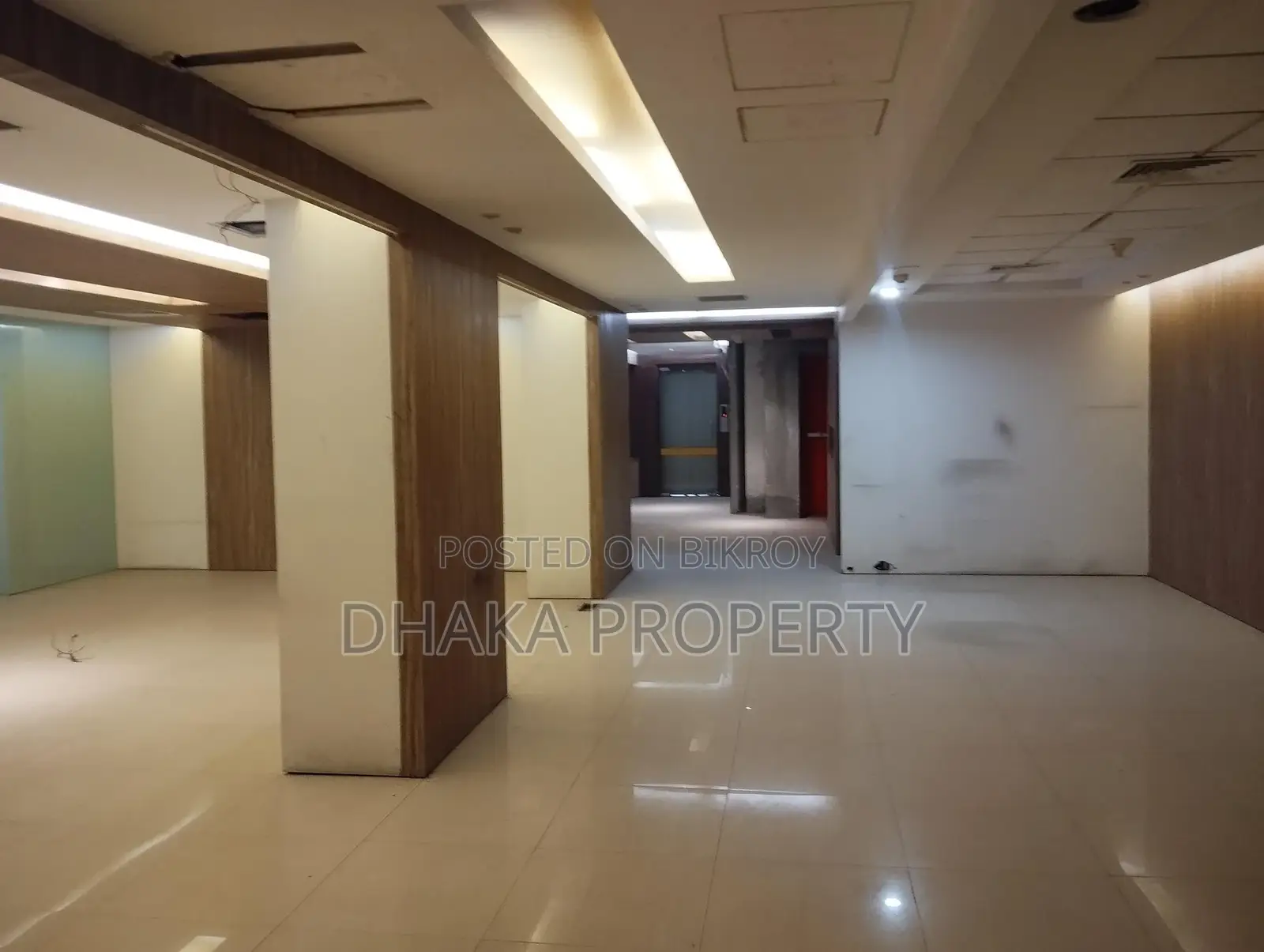 গুলশান এভিনিউতে ভাড়ার জন্য সেমি-ফার্নিশড কমার্শিয়াল অফিস স্পেস