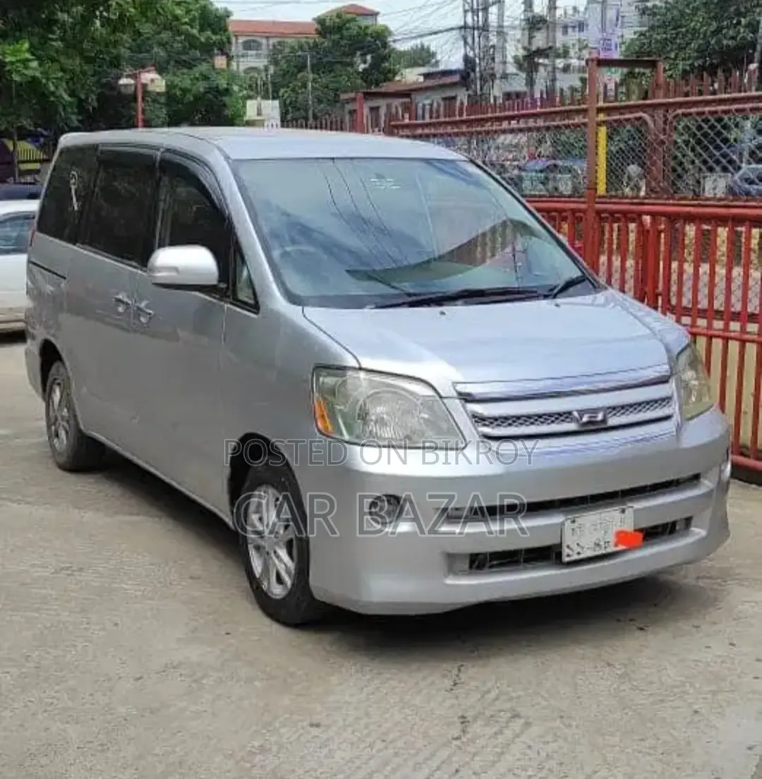 Toyota Noah 2005 Silver