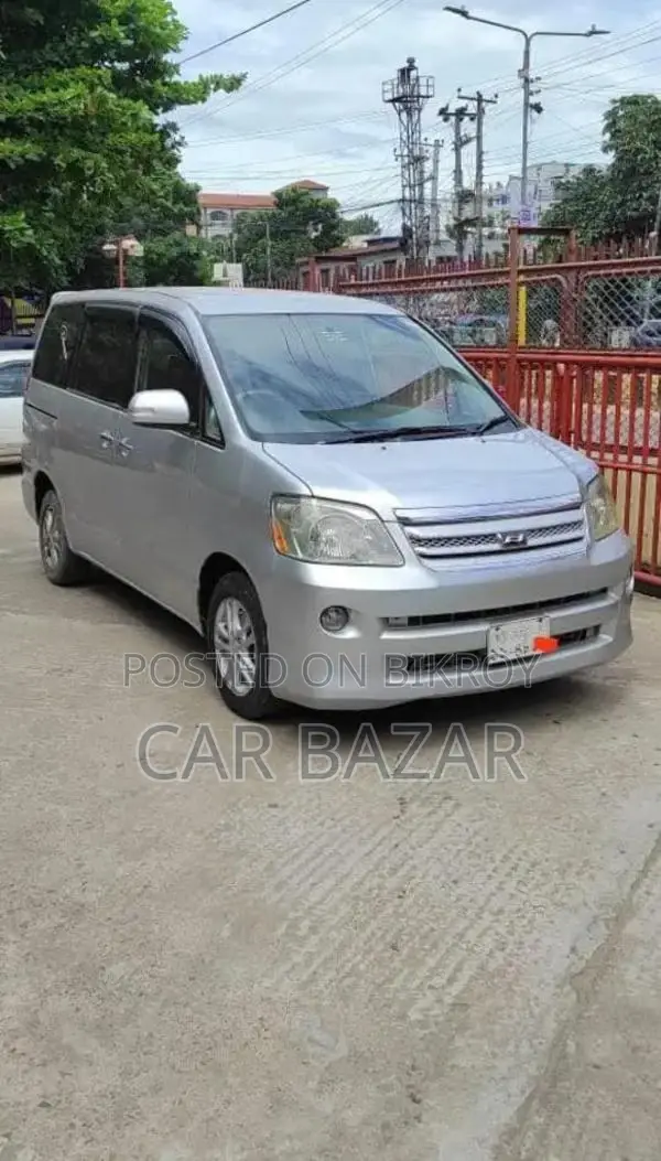 Toyota Noah 2005 Silver