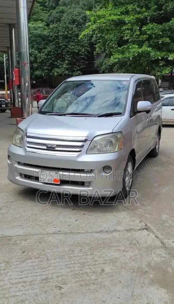Toyota Noah 2005 Silver