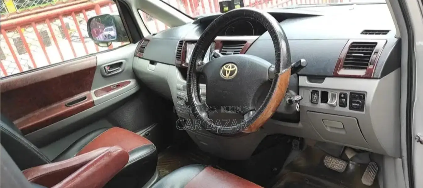 Toyota Noah 2005 Silver