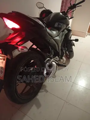 Suzuki Gixxer . 2017