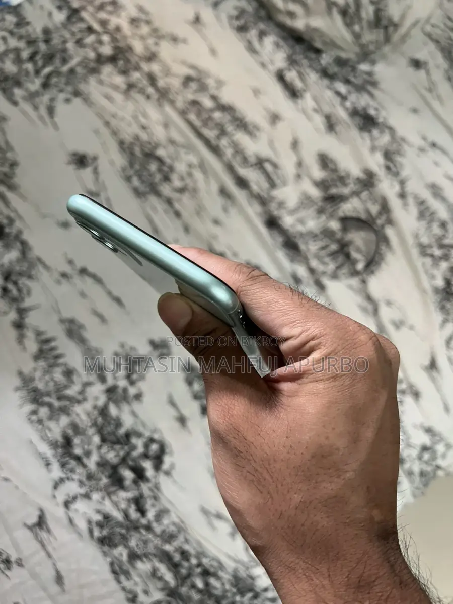 Apple iPhone 11 . (Used)