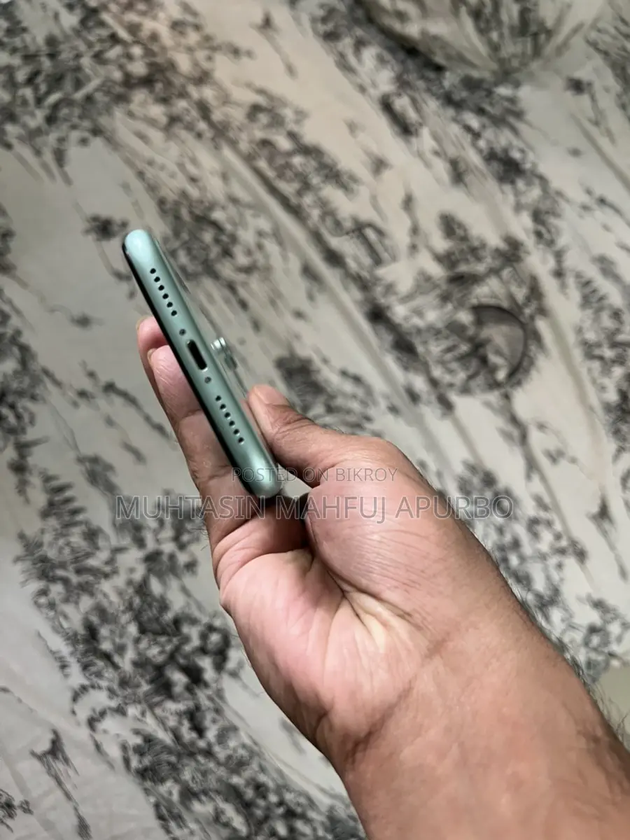 Apple iPhone 11 . (Used)