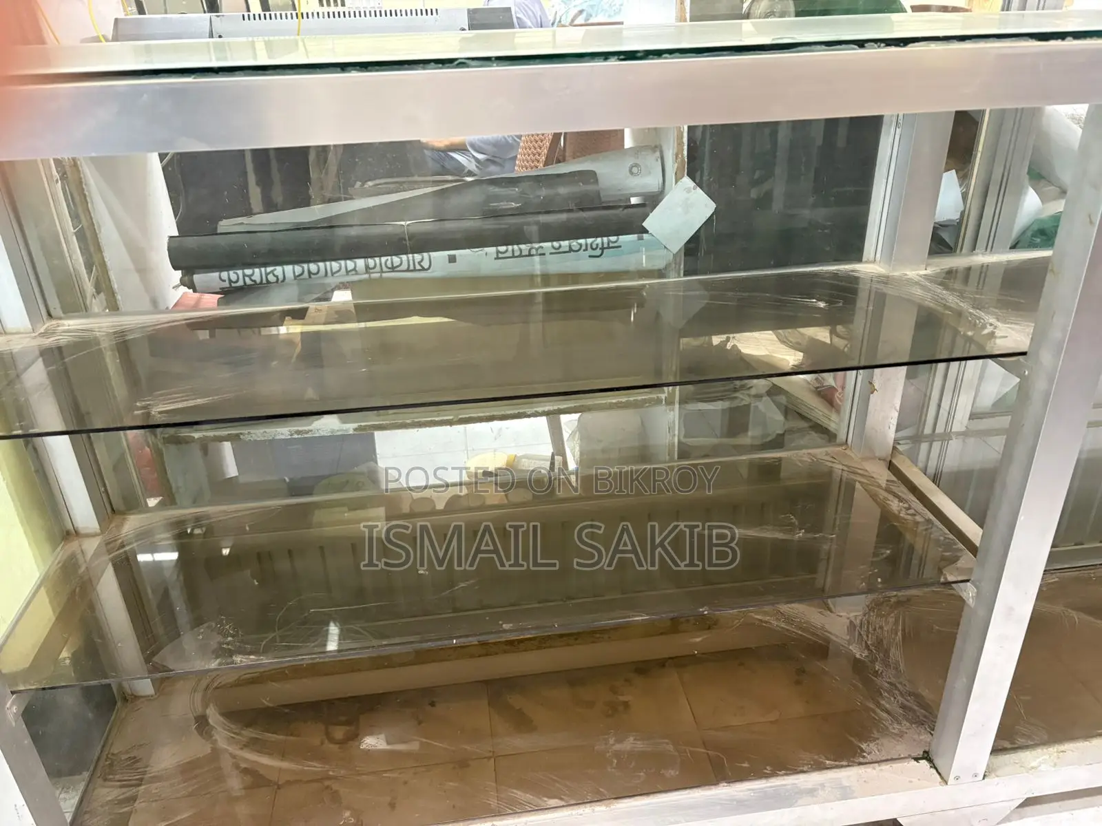 Glass Showcase, want to sell urgently