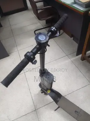 ই হোল্ডিং স্কুটি 2025