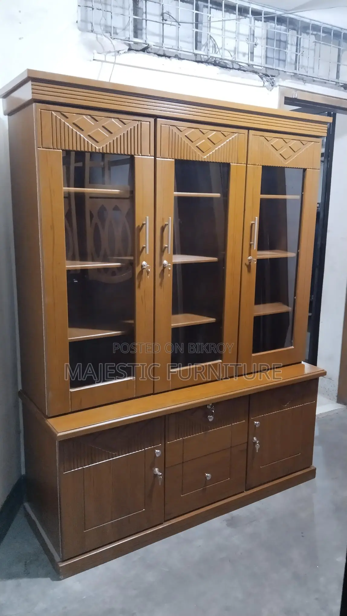 NEW SHOWCASE WOOD COLOUR. M # 6478.