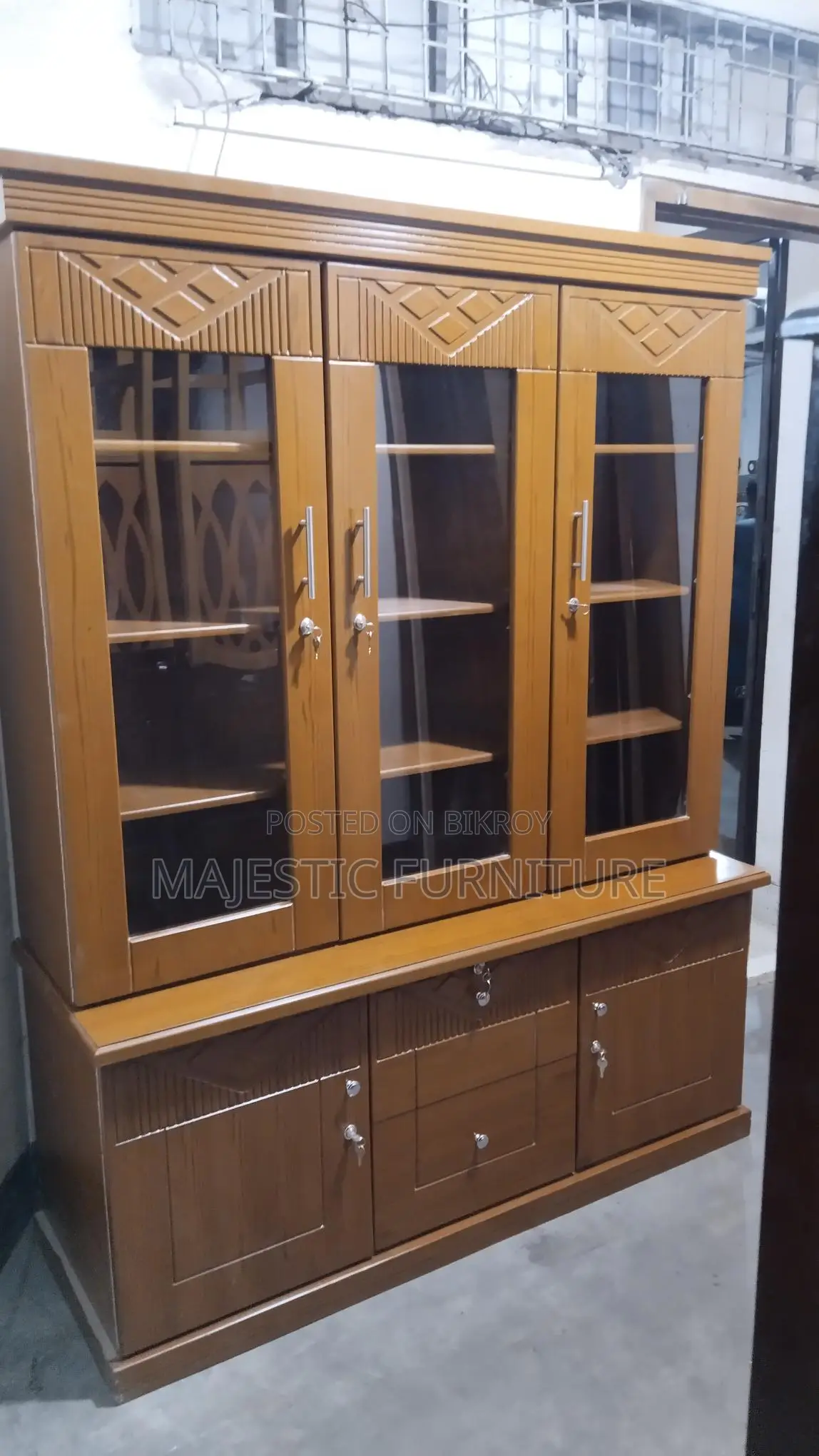 NEW SHOWCASE WOOD COLOUR. M # 6478.