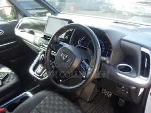 Toyota Voxy SZ Hybrid Pearl 2022