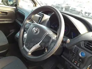 Toyota Noah hybrid 2021