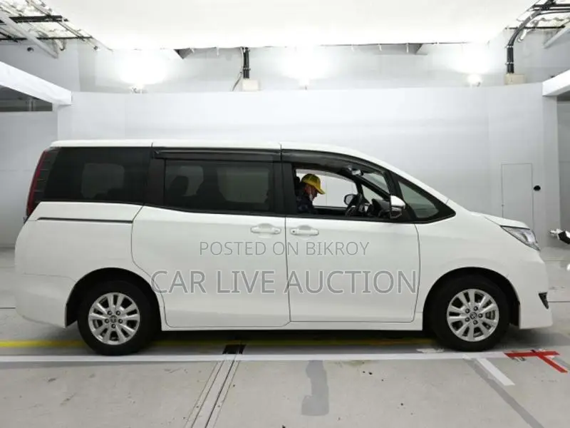 Toyota Noah hybrid 2021