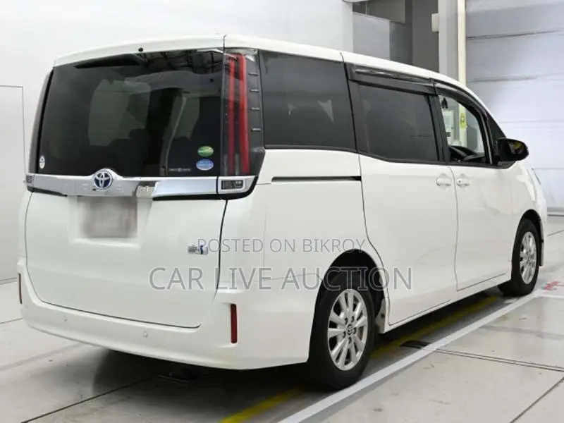 Toyota Noah hybrid 2021