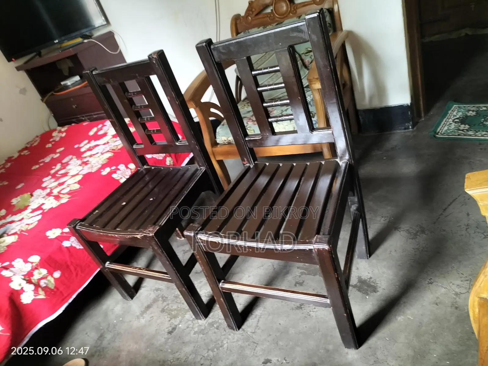 দুটা কাঠের চেয়ার বিক্রি হবে