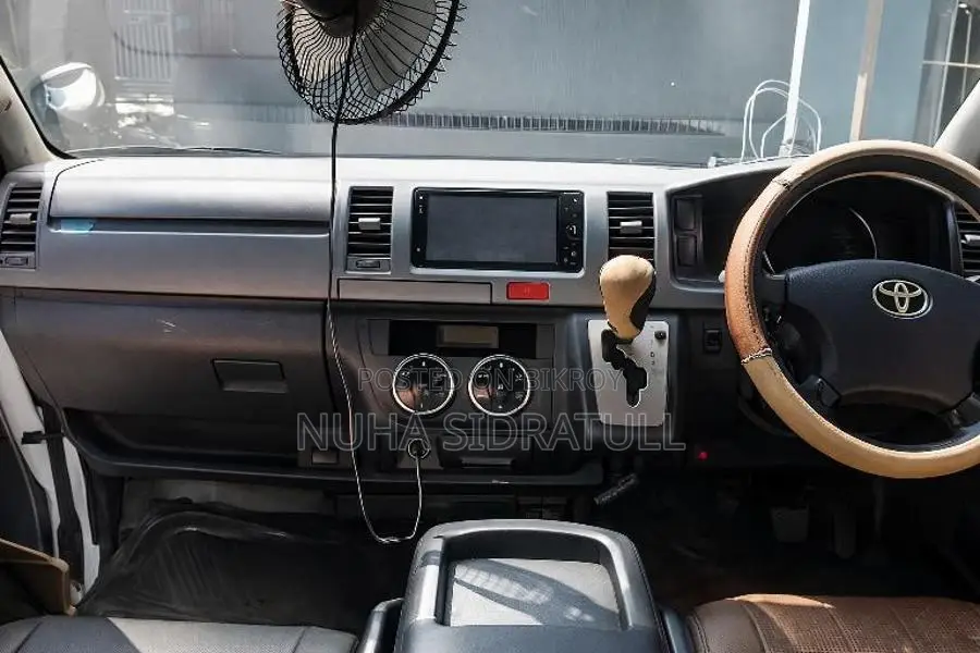 Toyota Hiace 2012
