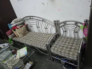 এস মেড সোফা সেট, উইথ সেন্টার টেবিল।