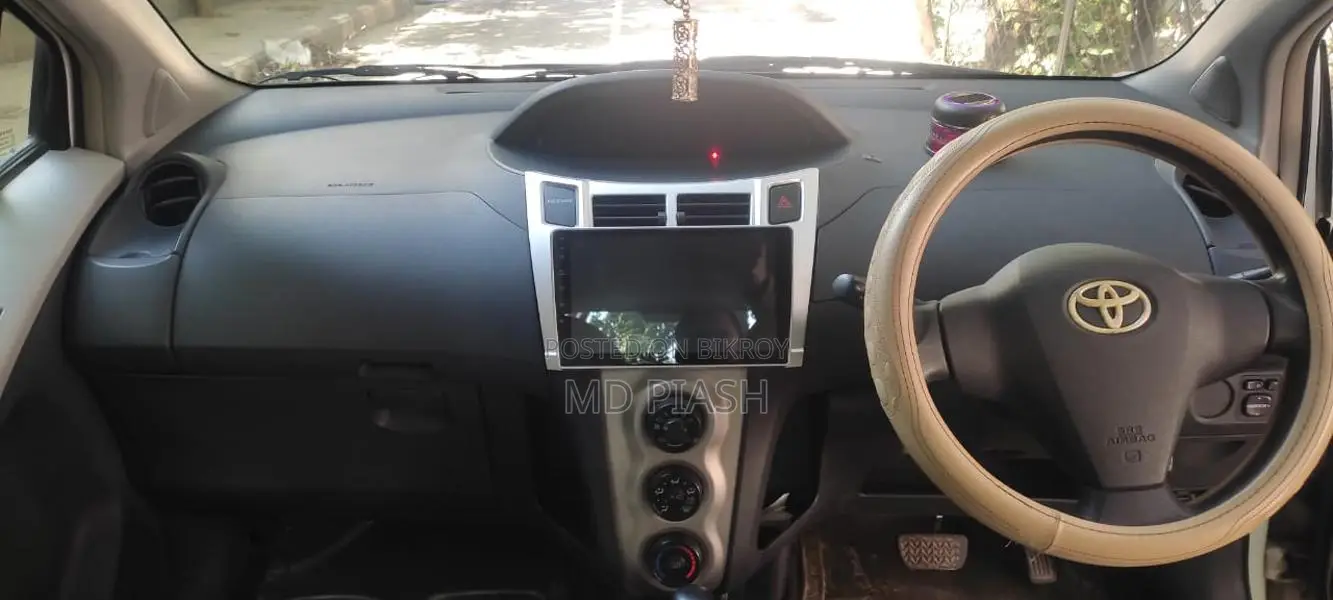 Toyota Vitz 2010 White