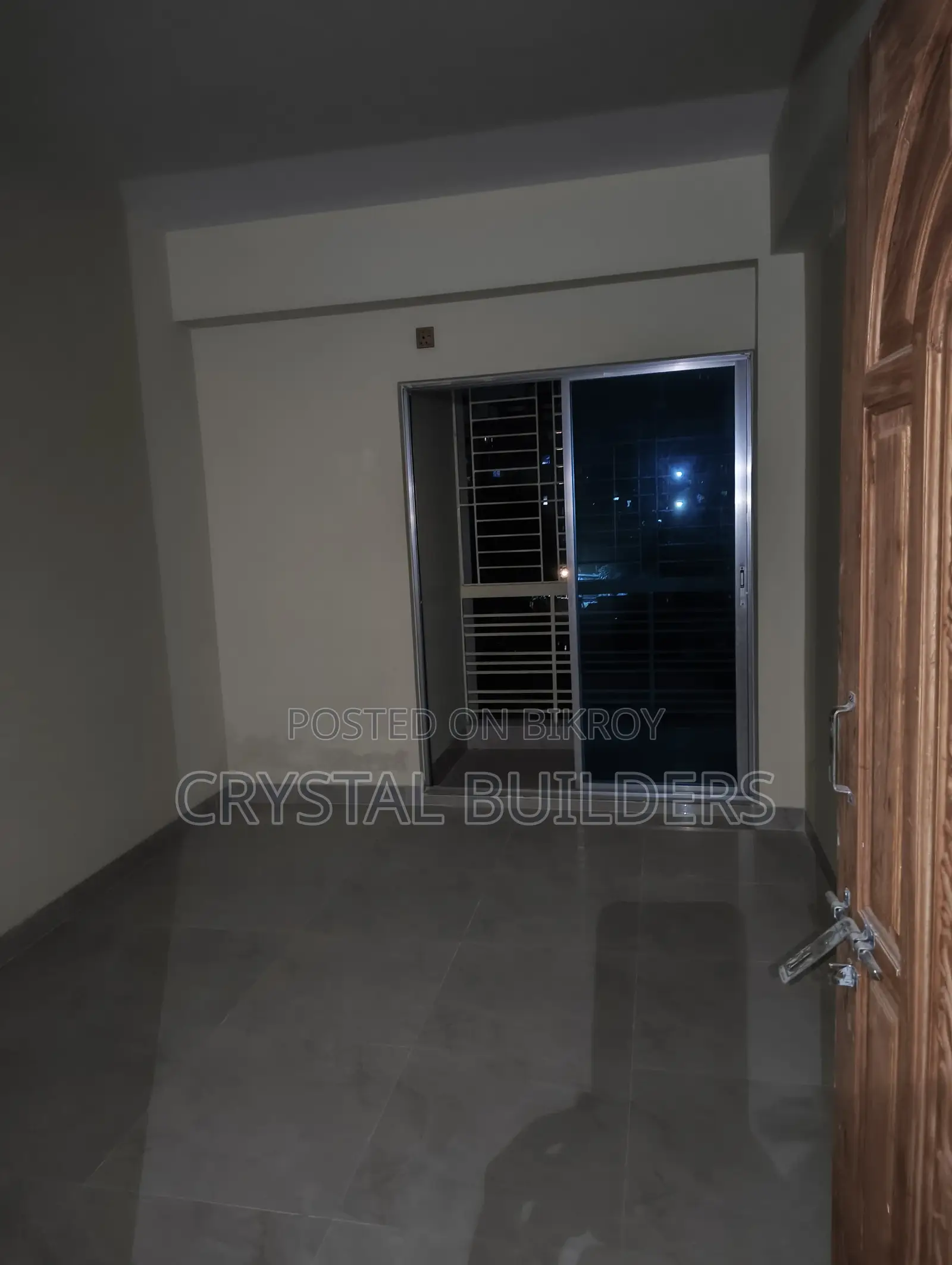 A completely new ready flat in building is for sale on Kazibari.