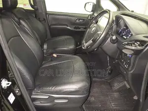 Toyota Voxy hybrid 2021