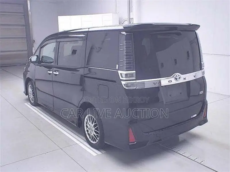 Toyota Voxy hybrid 2021