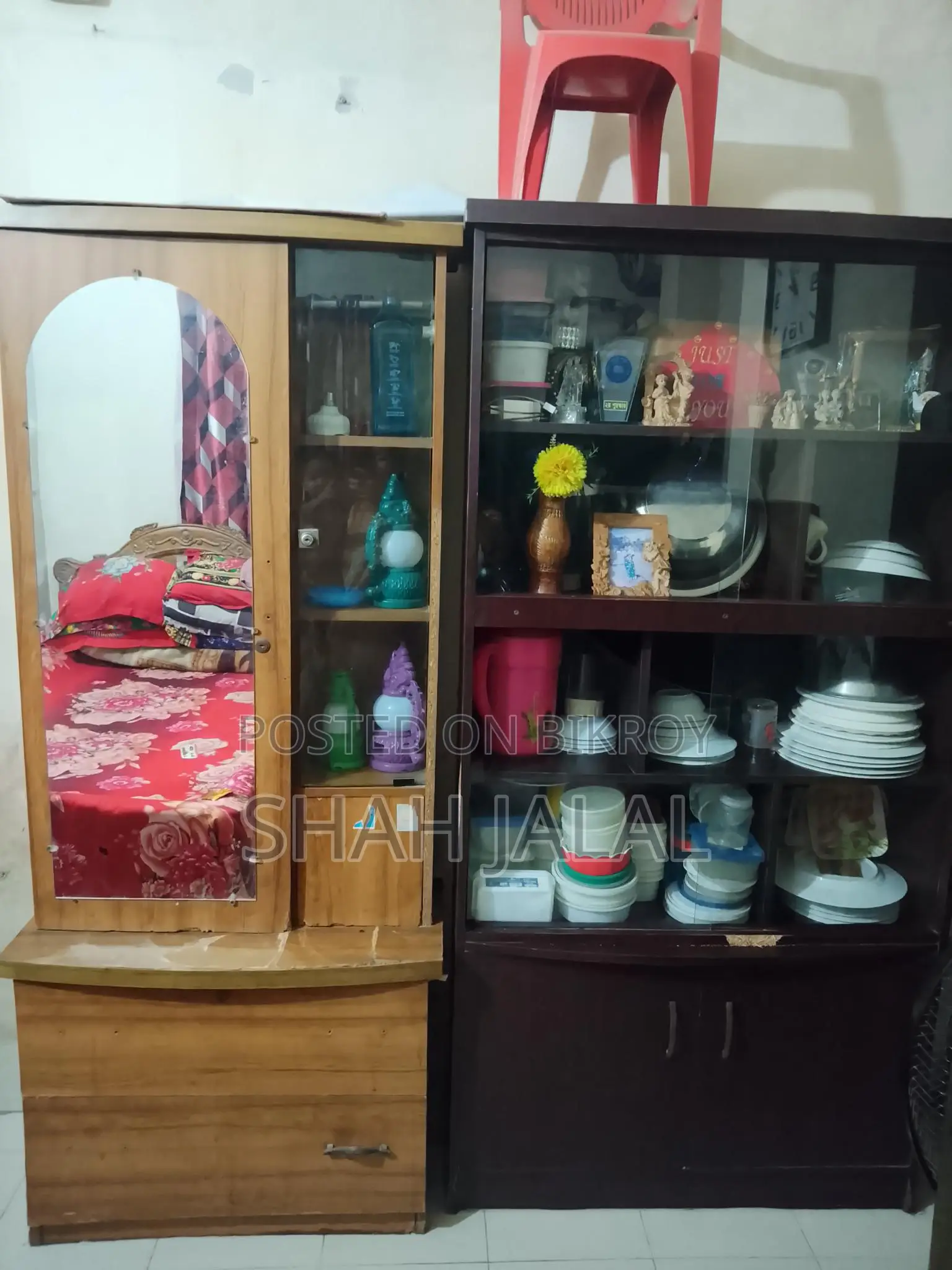 Used old dressing table and showcase for sale