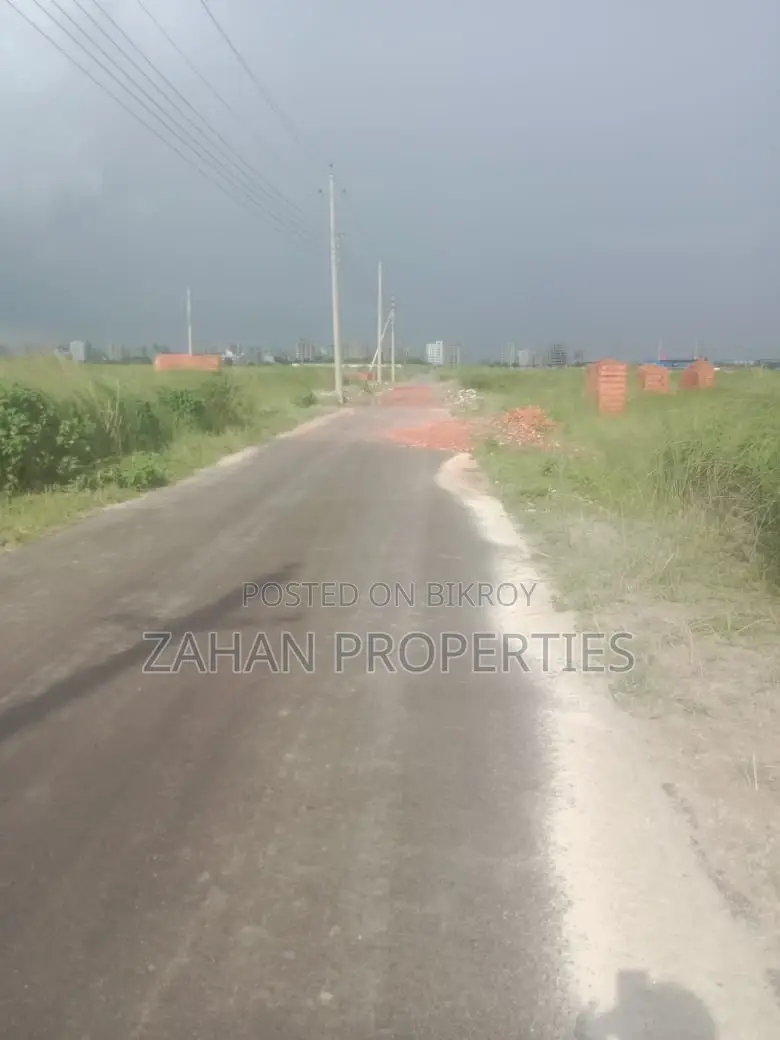 BASHUNDHARA N EXTATION CORNER 33 KATHA PLOT FOR SALE
