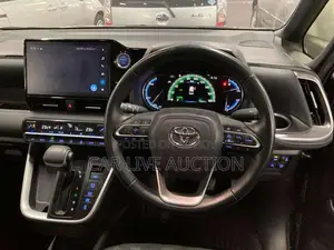 Toyota Voxy hybrid 2022