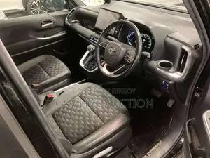 Toyota Voxy hybrid 2022