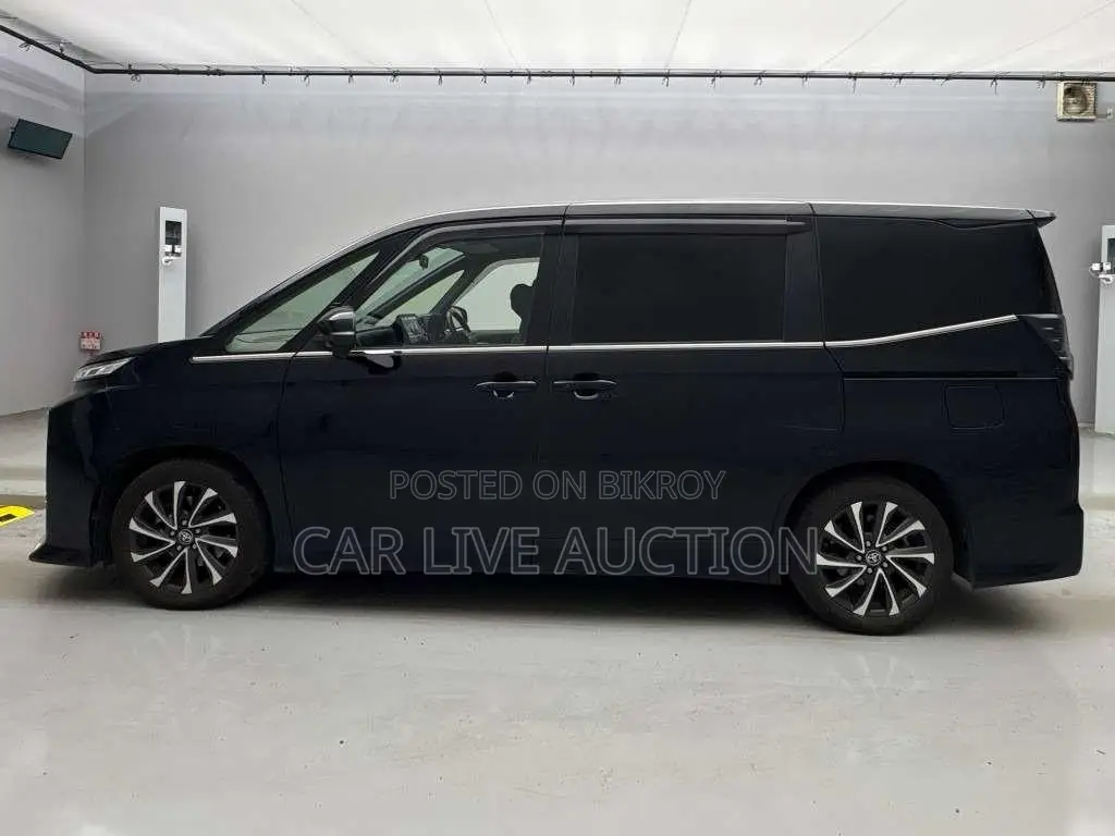 Toyota Voxy hybrid 2022