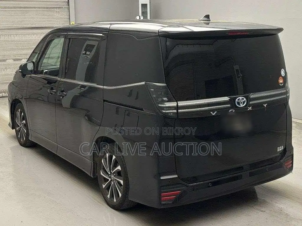 Toyota Voxy hybrid 2022