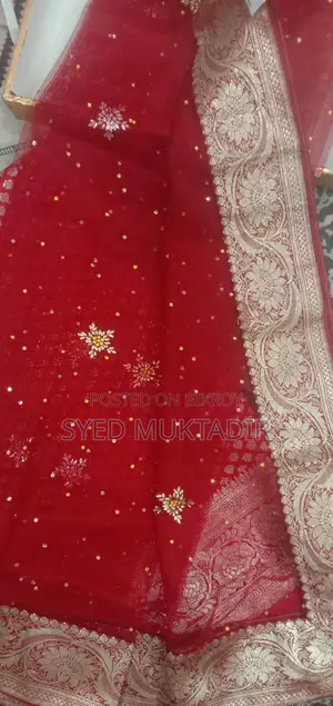 লাল বেনারশি ও রঙের ওড়না