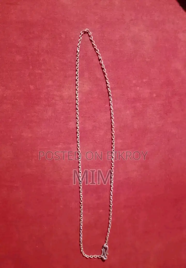 ৮ আনা আছে এ রুপার চেনটি বিক্রি করা হবে