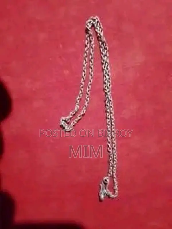 ৮ আনা আছে এ রুপার চেনটি বিক্রি করা হবে