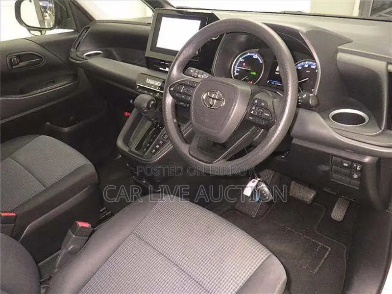 Toyota Noah HYBRID X 2022