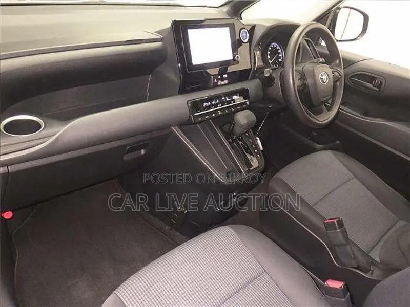 Toyota Noah HYBRID X 2022