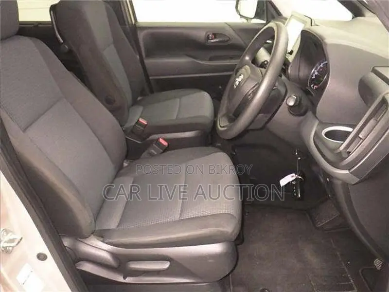 Toyota Noah HYBRID X 2022