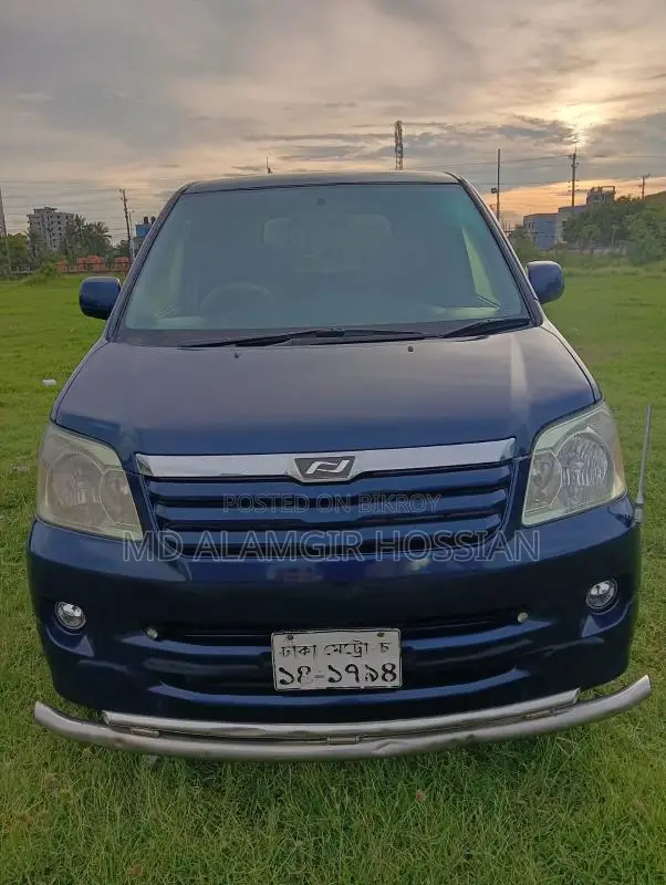 Toyota Noah 2003