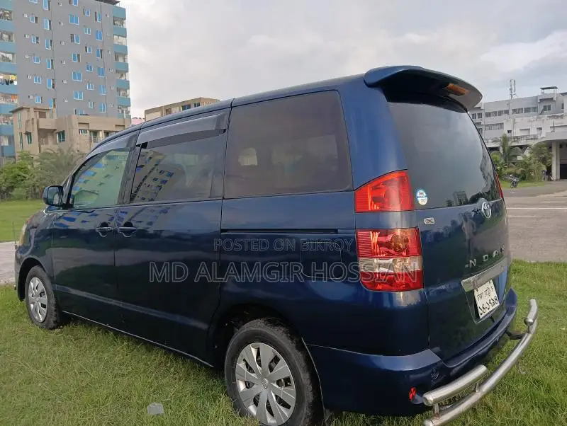 Toyota Noah 2003
