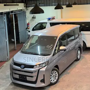 Toyota Noah HYBRID 62000KM 2022