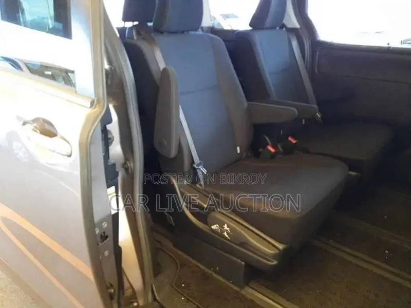 Toyota Noah Hybrid 2021