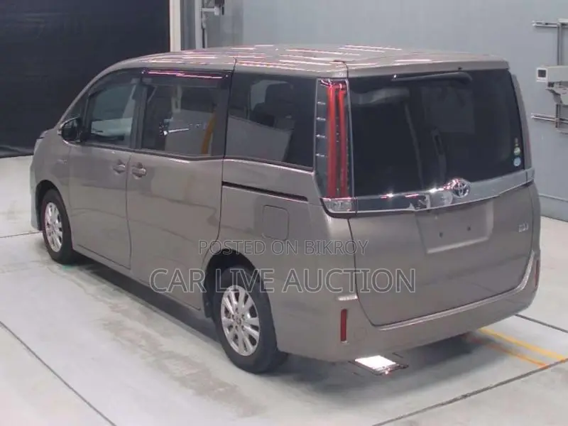 Toyota Noah Hybrid 2021