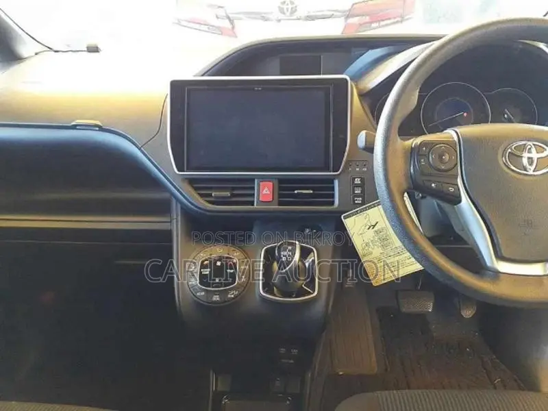 Toyota Noah Hybrid 2021