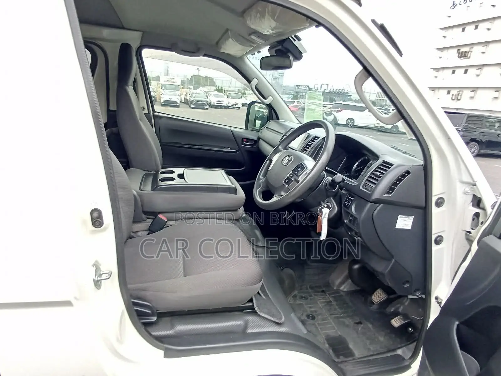 Toyota Hiace GL White 360° 2022