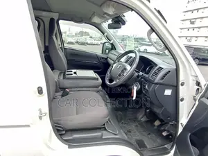 Toyota Hiace GL White 360° 2022