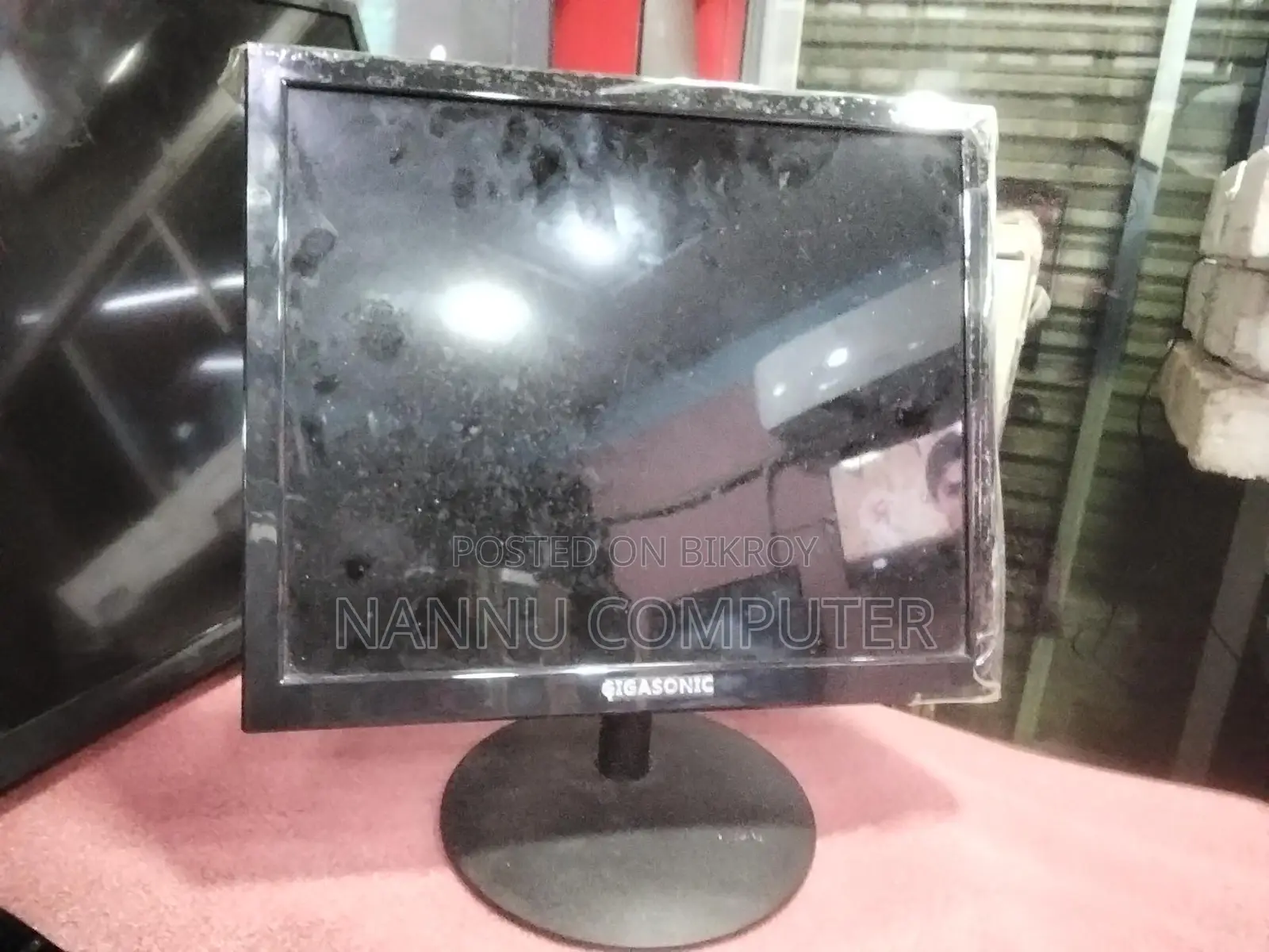 Gigasonic 17" LED Monitor