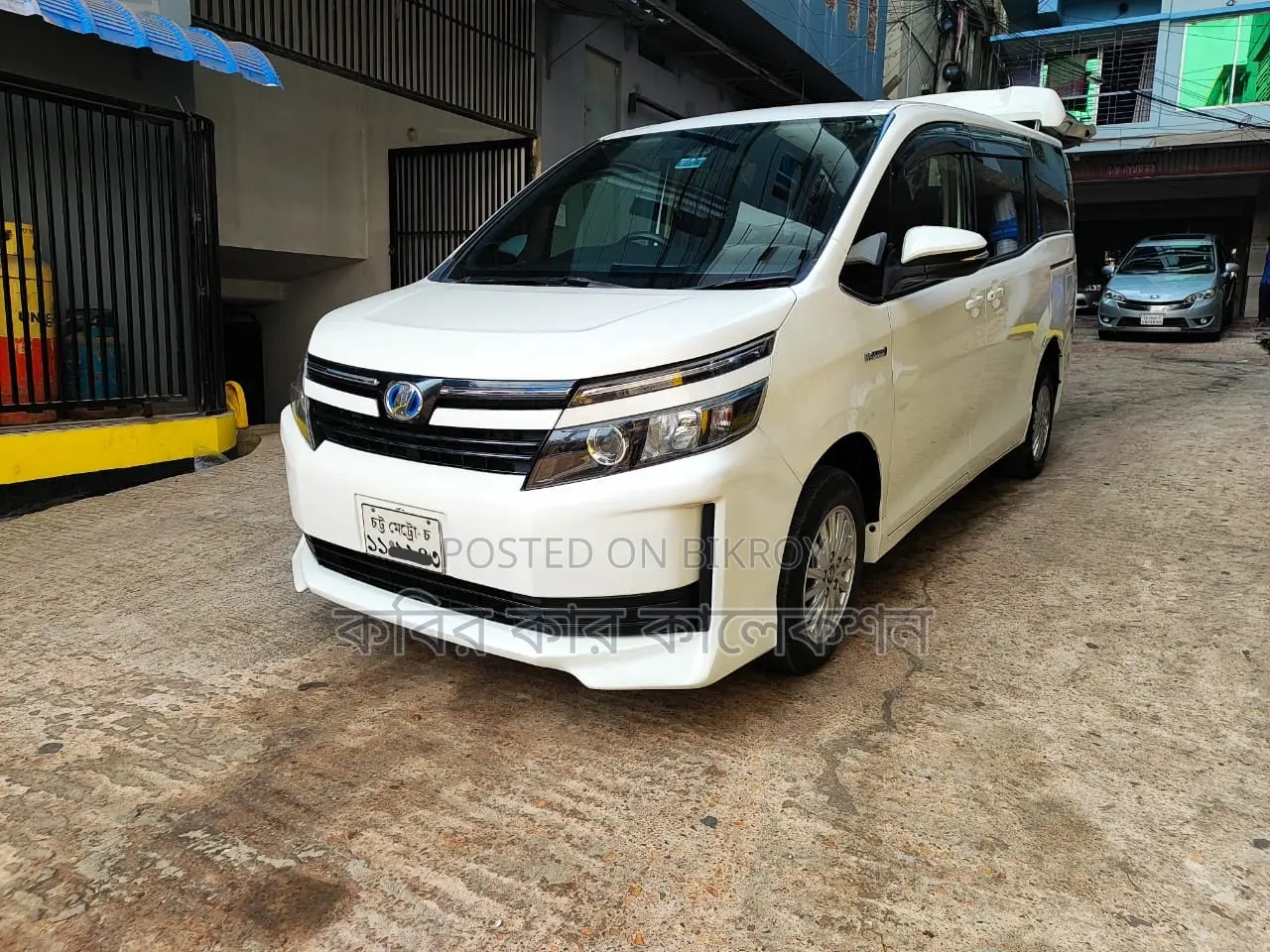 Toyota Voxy Hybrid 2016