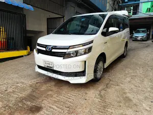 Toyota Voxy Hybrid 2016